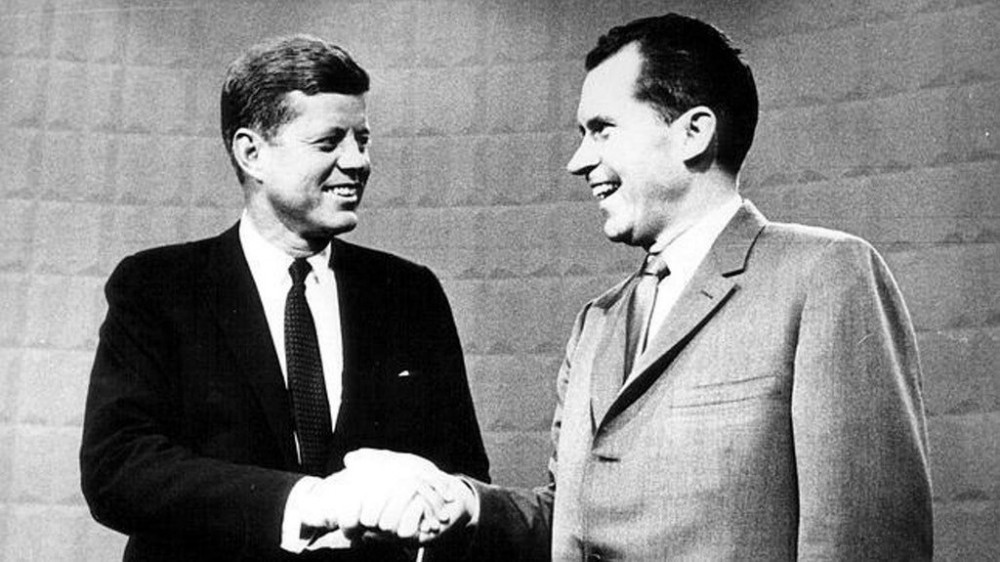 Thượng nghị sĩ John F. Kennedy (Trái) và Phó Tổng thống Richard M. Nixon (Phải) - Ảnh: kansaspublicradio