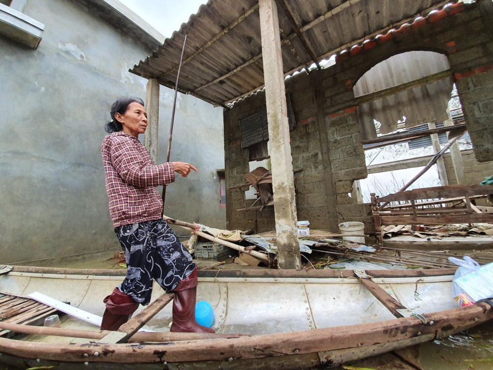 Những người đàn bà miền Trung không hề muốn rời căn nhà của mình - Ảnh: Minh Thanh