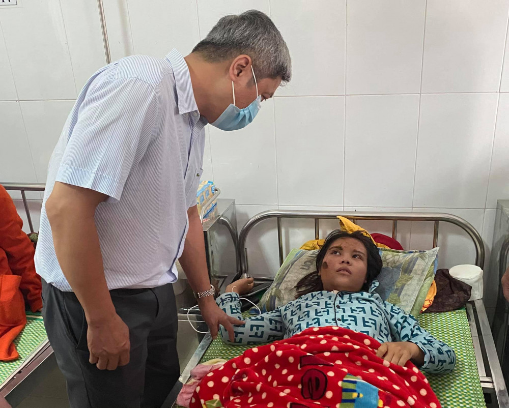 Thứ trưởng đã tới thăm hỏi, động viên và tặng quà các bệnh nhân bị thương do sạt lở đất đang được điều trị tại Trung tâm Y tế huyện Bắc Trà My.
