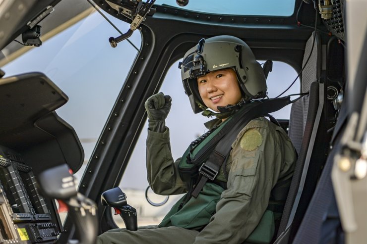 Trung úy Cho Sang-ah trên trực thăng tiện ích Marineon.
