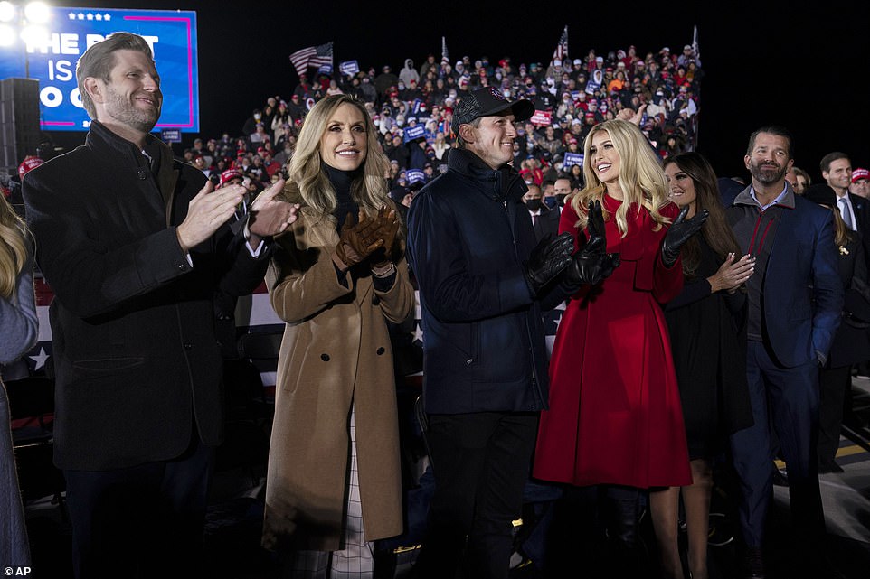 Gia đình Tổng thống Trump đầy tỏ sự hào hứng và không ngừng vỗ tay trước bài phát biểu kết thúc chiến dịch tranh cử của cha mình.