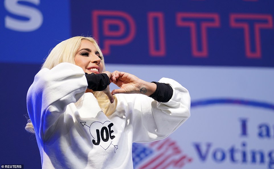 Lady Gaga khiêu vũ trước đám đông và thể hiện ký hiệu trái tim trên sân khấu ở Pittsburgh, Pennsylvania 