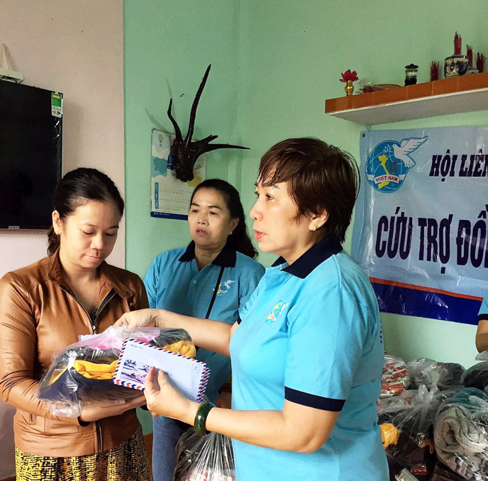 Chị Gái Em (bìa phải) thăm hỏi và trao quà hỗ trợ bà con H.Quảng Điền, tỉnh Thừa Thiên - Huế 