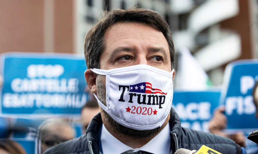 Ông Matteo Salvini - lãnh đạo Liên đoàn cực hữu Ý - đeo khẩu trang  “Trump 2020” tại một cuộc biểu tình ở Rome tháng 10/2020 - Ảnh: EPA