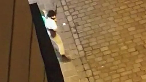 Đoạn video ghi lại hình ảnh một kẻ tấn công có vũ trang xả súng vào đám đông.