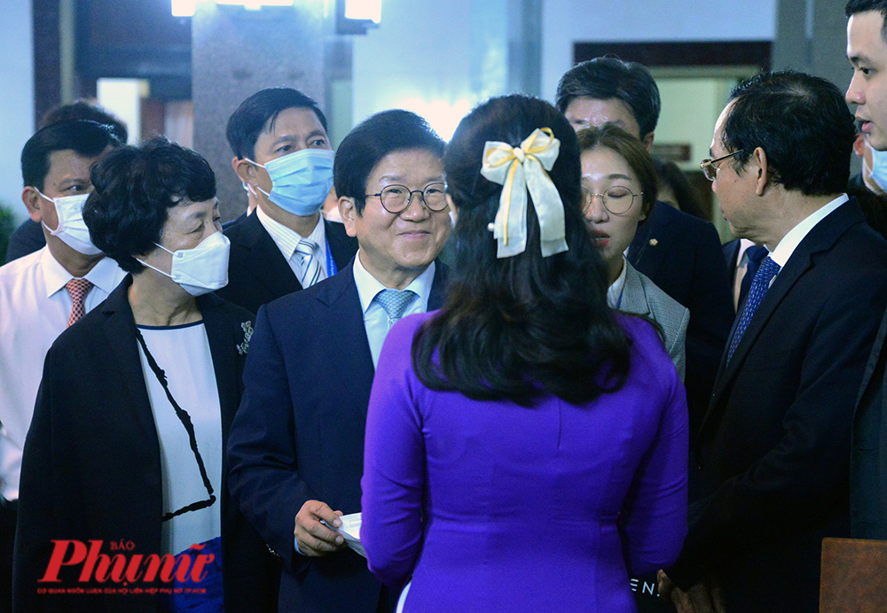 Ngài Chủ tịch Quốc hội Hàn Quốc được hướng dẫn tham quan hội trường Thống Nhất 