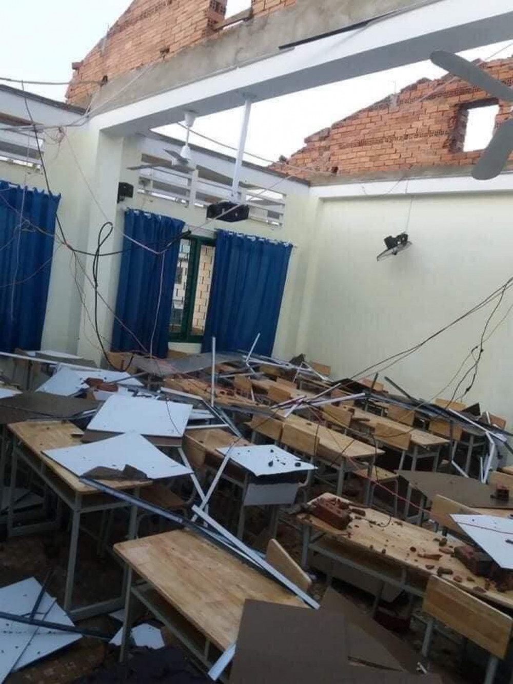 Mưa giông lớn làm hư hại nặng nề phòng học tại Trường 