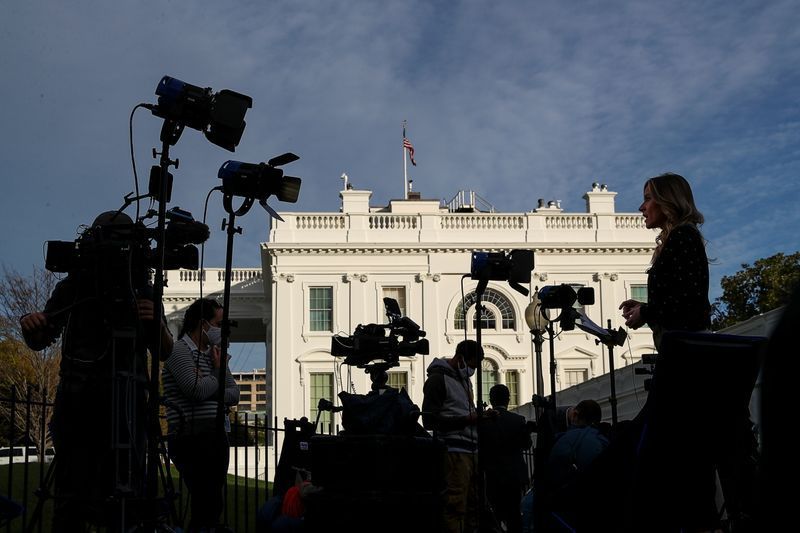 Bên ngoài Nhà Trắng, các phóng viên đang ráo riết tường thuật về cuộ bầu cử Tổng thống Mỹ.
