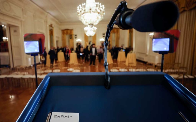 Ở tầng dưới Nhà Trắng, các trợ lý của Tổng thống đang chú ý theo dõi các bản đồ bầu cử trên máy tính của họ để đánh giá con đường tiềm năng của ông Donald Trump để đạt được 270 phiếu đại cử tri.
