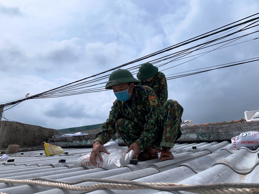 Bộ đội biên phòng giúp người dân chuẩn bị ứng phó bão số 10