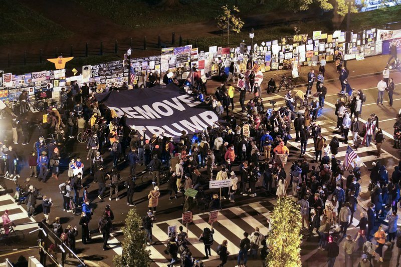 Hàng trăm người tụ tập tại Black Lives Matter Plaza gần Nhà Trắng.