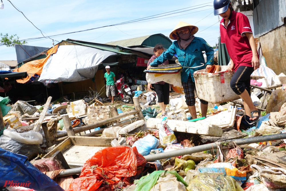 Hàng hóa ở chợ Hà Tĩnh thành rác chất đống sau lũ