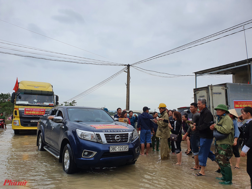 Các đoàn cứu trợ chở nhu yếu phẩm về tiếp tế người dân rốn lũ Hà Tĩnh