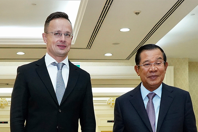 Bộ trưởng Ngoại giao Hungary Peter Szijjarto (trái) cùng Thủ tướng Campuchia Hun Sen ở Phnom Penh, Campuchia