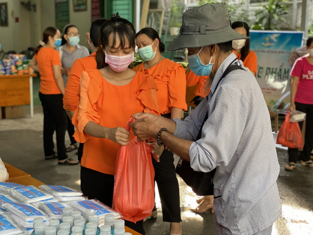 Phụ nữ Q Bình Thạnh tặng cơm cho người bán vé số, lao động nghèo trong dịch bệnh covid-19
