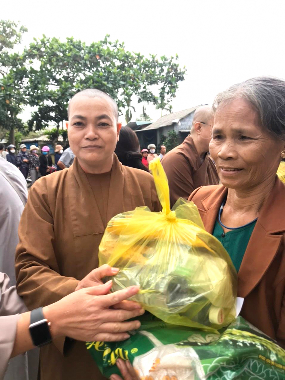 Sư cô Thích nữ Huệ Đạo trao quà cho người dân miền Trung đang gánh chịu hậu quả của bão lũ