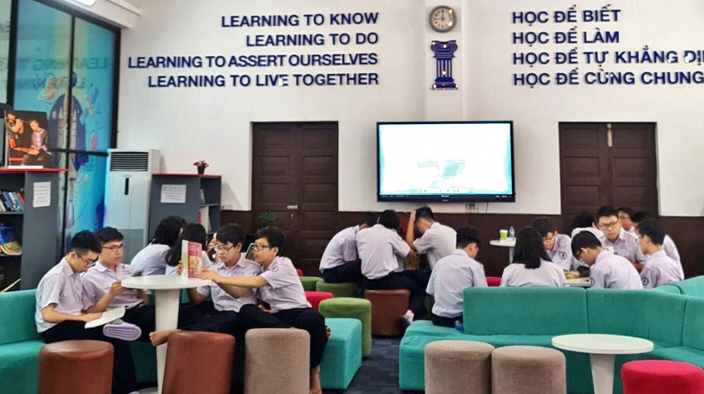 Học sinh Trường THPT chuyên  Trần Đại Nghĩa đang học trong thư viện thông minh - Ảnh: Thanh Thanh