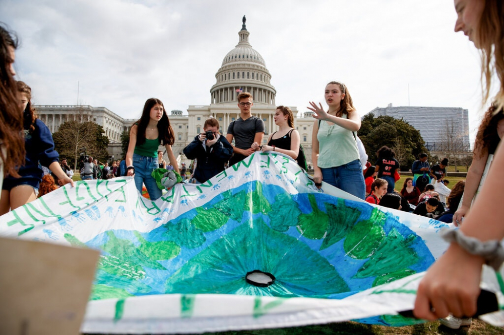 Sinh viên thủ đô Washington tham gia một cuộc xuống đường vì khí hậu của giới trẻ trên Đồi Capitol hồi tháng 3/ 2019 - Ảnh: New York Times