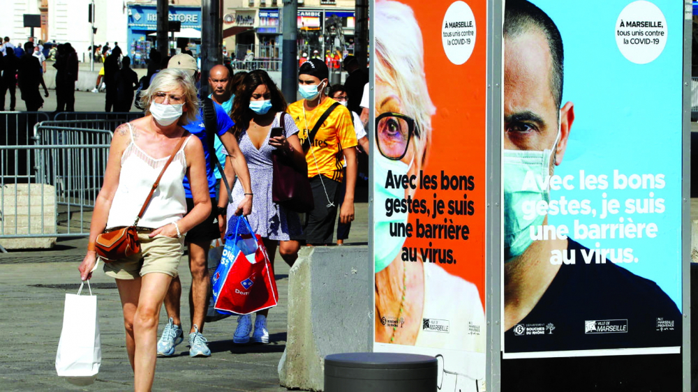 Bất kỳ sự tiếp xúc gần nào cũng có thể tiềm ẩn nguy cơ lây nhiễm COVID-19 - Ảnh: France24.com