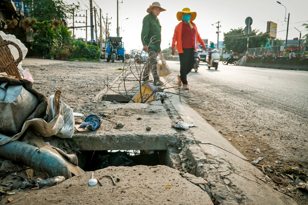 Khi trời mưa hoặc triều cường thì những cái “hố” này sẽ trở thành cái “bẫy” đối với người đi đường