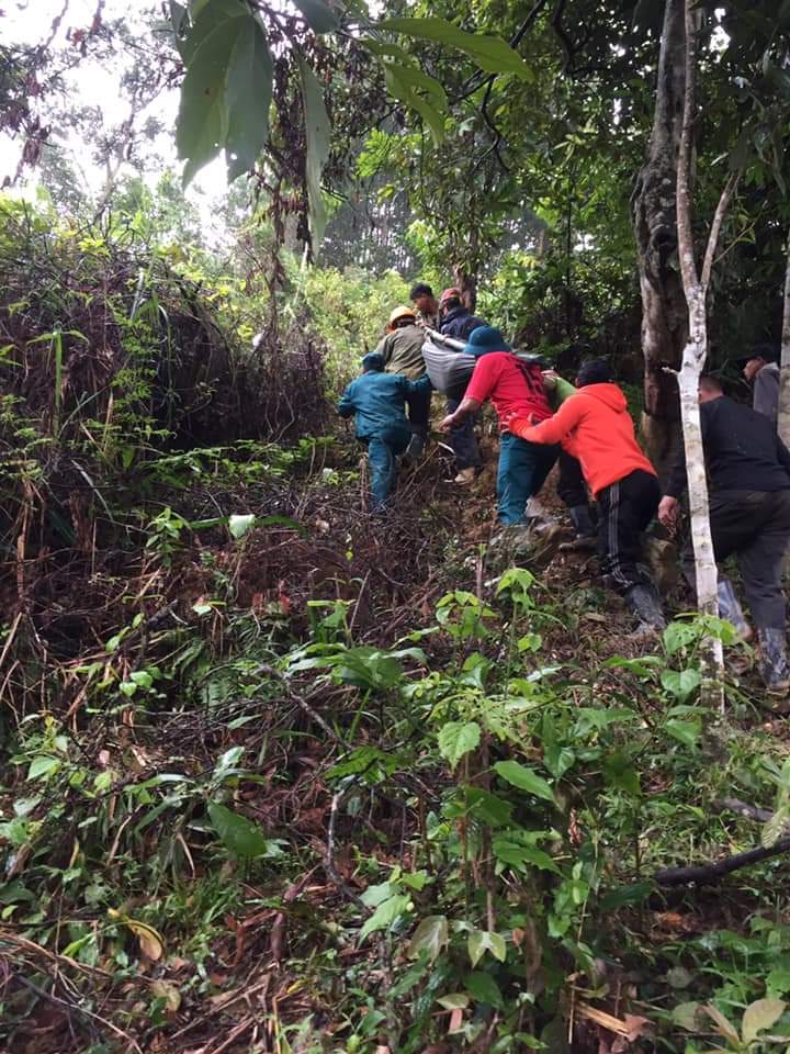 Người dân trong xã đã thay nhau khiên chị Phiên vượt 20km đường núi để đến trạm y tế cấp cứu