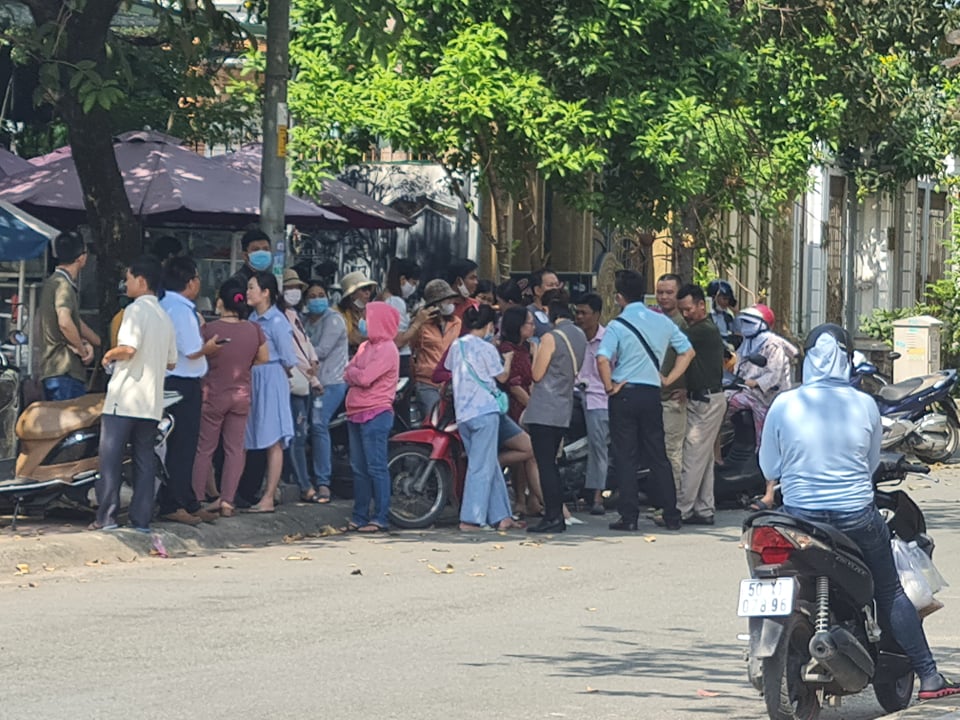 Trong ba ngày qua, thường xuyên có đông phụ huynh tập trung trước cổng trường vì chưa an tâm với bữa ăn của con