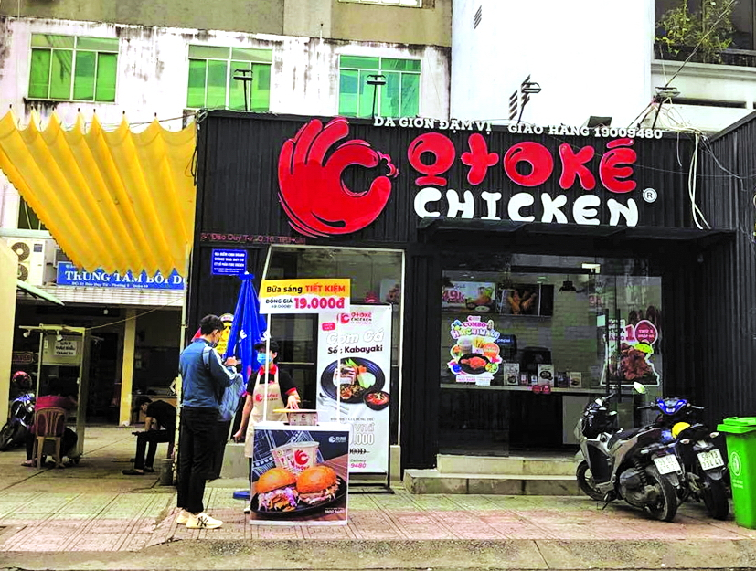 Otoké Chicken đưa kios ra trước cửa hàng bán cho khách mang đi