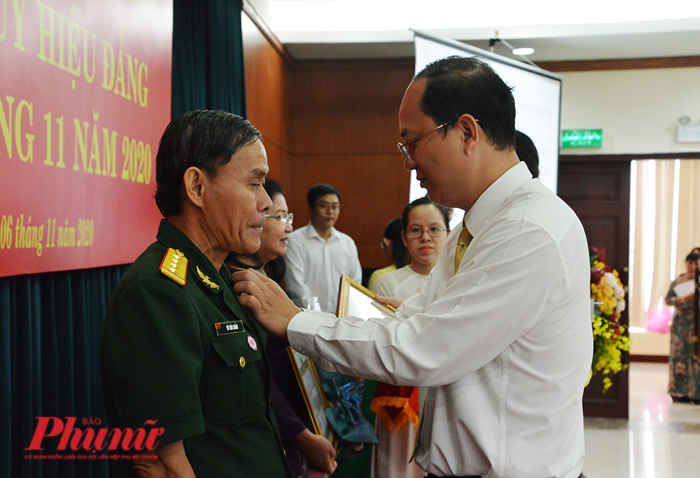 Đồng chí Nguyễn Hồ Hải, Phó Bí thư Thành ủy TPHCM đến dự và trao Huy hiệu Đảng cho các đảng viên. 