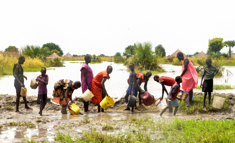 Người dân bang Unity, Nam Sudan, chặn nước lũ do vỡ đê sông Nile - Ảnh: Reuters