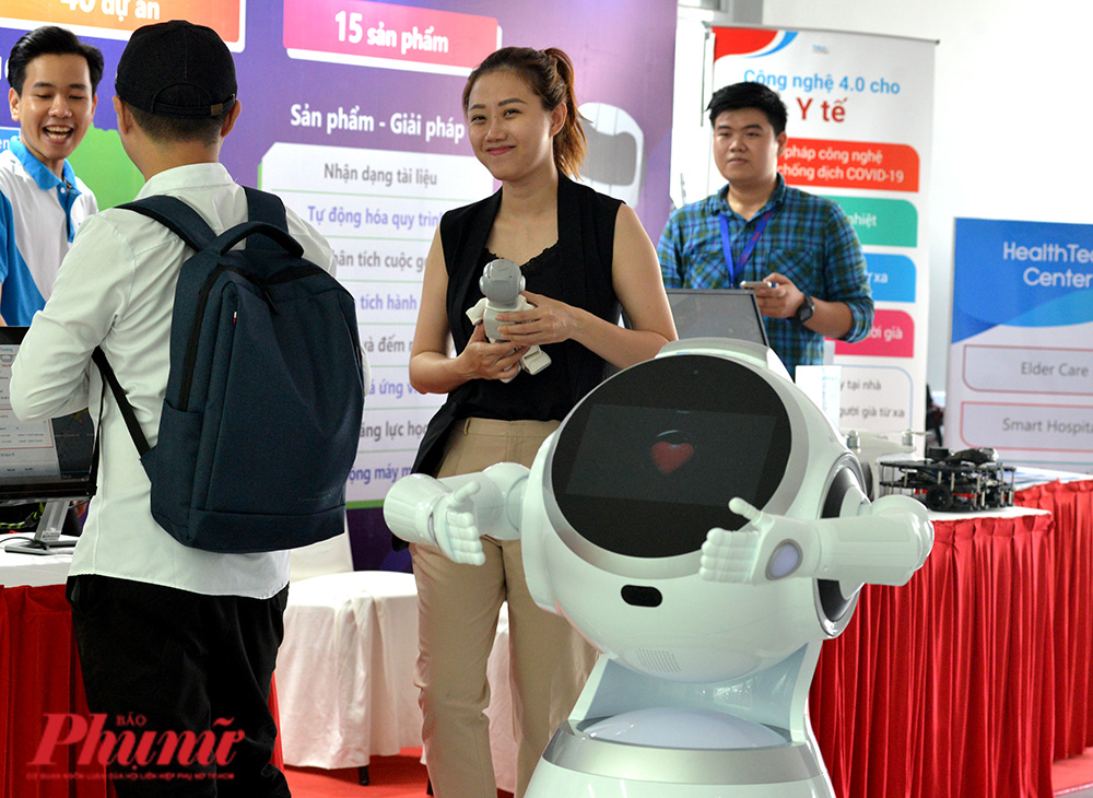 Một robot dùng trí tuệ nhân tạo ứng dụng trong y tế, có thể nhảy múa giúp giảm căng thẳng cho bệnh nhân 