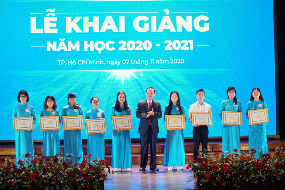 Ông Đào Minh Tú - Phó Thống đốc thường trực Ngân hàng Nhà nước Việt Nam trao9 suất Học bổng đặc biệt Ngành Ngân hàng (học bổng Thống đốc)