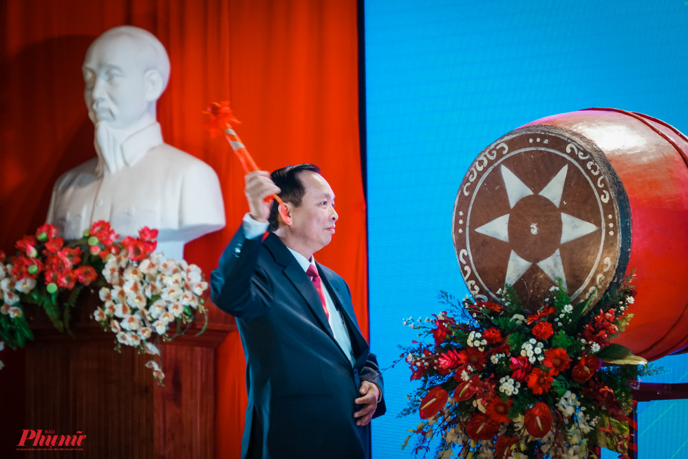 Ông Đào Minh Tú - Phó Thống đốc thường trực Ngân hàng Nhà nước Việt Nam đánh trống khai giảng năm học 2020-2021