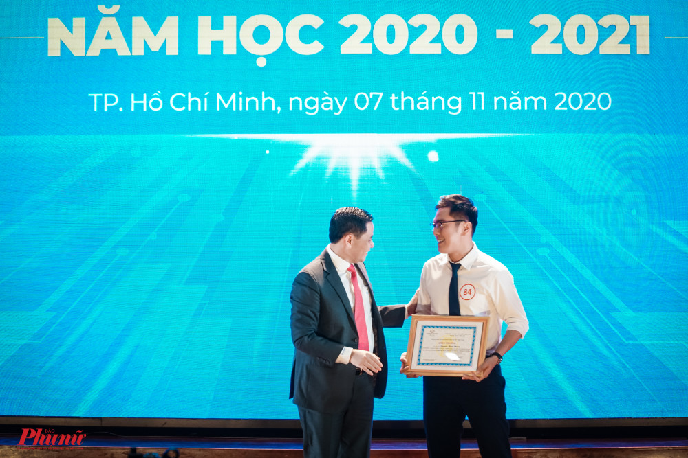 ông Bùi Hữu Toàn – Hiệu Trưởng trường Đại học Ngân hàng TPHCM trao khen thưởng cho sinh viên tốt nghiệp thủ khoa năm 2020