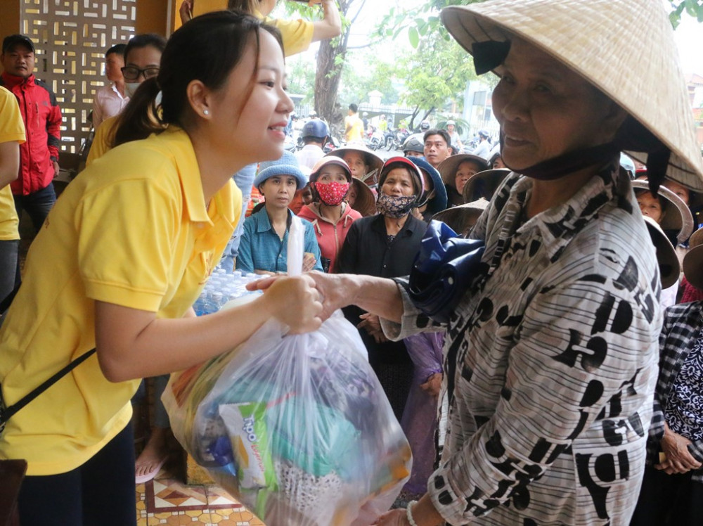Những món quà nghĩa tình đã được trao tận tay cho bà con hai xã Phú Mậu, Phú Thanh