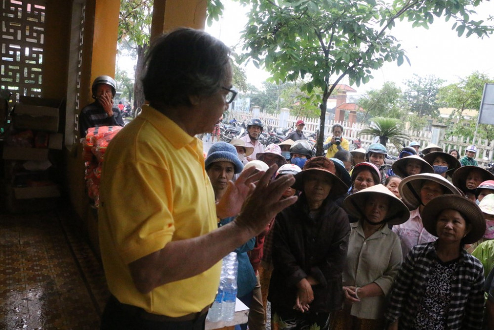 Nhà thơ Võ Quê - nguyên Chủ tịch Hội LHVNHT tỉnh Thừa Thiên - Huế cùng tham gia với Nhóm thiện nguyện Hoa Mặt Trời tặng quà cho bà con