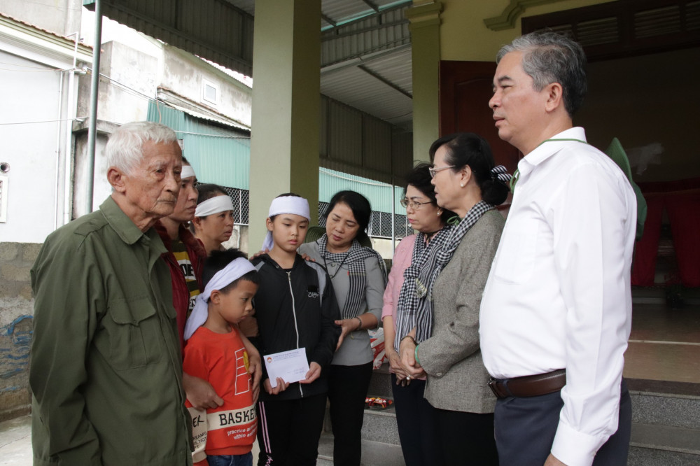 oàn viếng thăm gia đình ông Trần Văn Ngụ ở xóm 3, Hưng Lam, Hưng Nguyên (Nghệ An) có con dâu bị chết trong đợt lũ. Ông Ngụ đã hơn 80 tuổi, từ nay, ông là người trực tiếp nuôi 2 cháu nhỏ sau khi người con dâu chết đuối, con trai đi xuất khẩu lao động