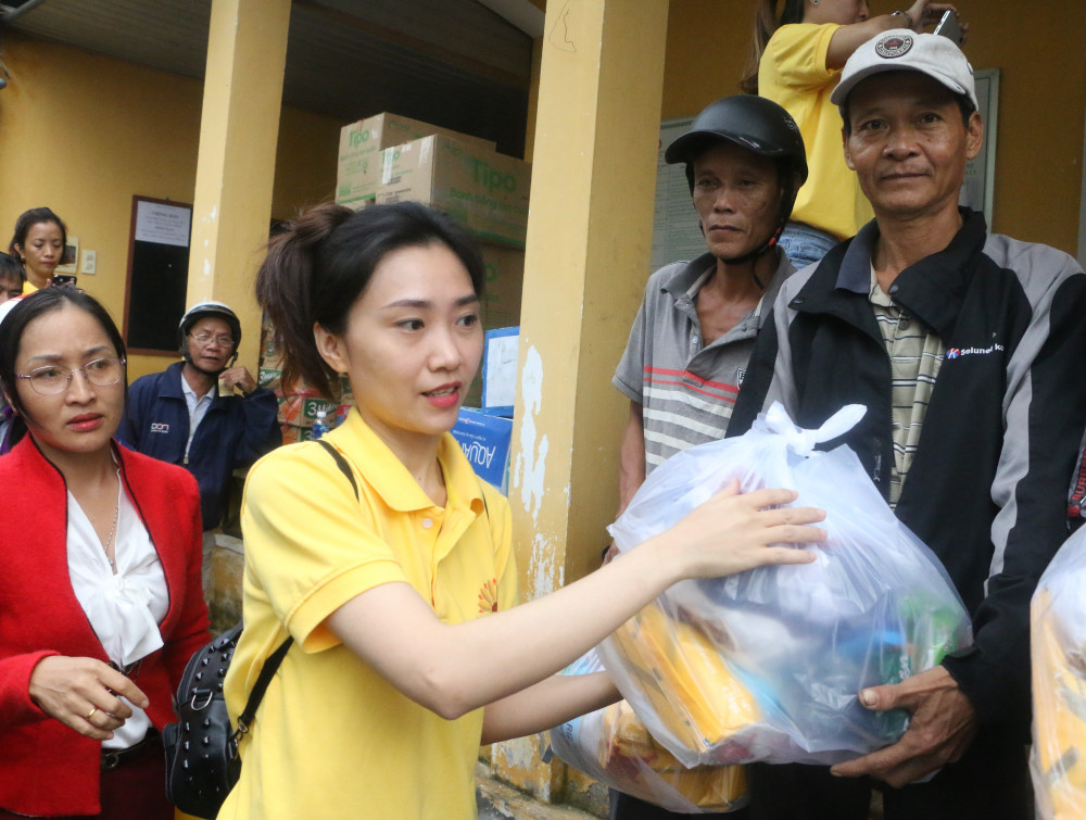 Bà Nguyễn Thụy Như Ý, đại diện Nhóm thiện nguyện Hoa Mặt Trời TP. Hồ Chí Minh tặng quà cho bà con xã Phú Mậu