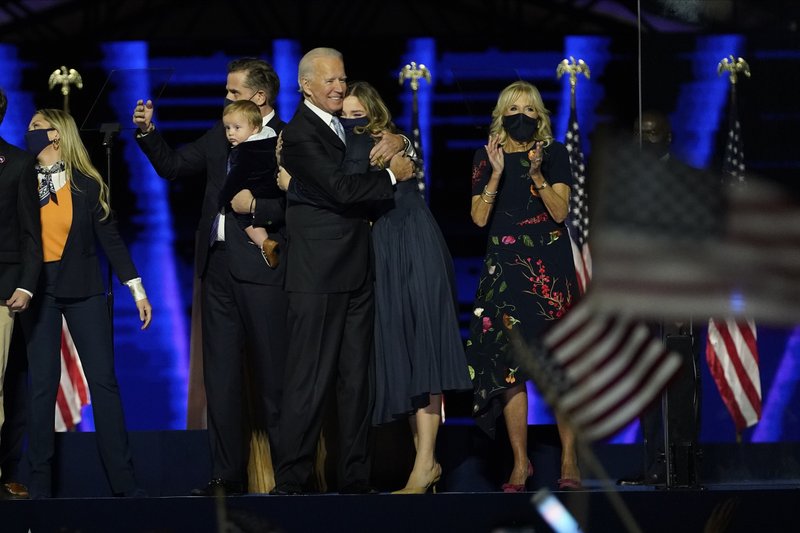 Ông Biden ôm vợ - bà Jill Biden - sau bài phát biểu đầu tiên tại quê nhà Delaware.