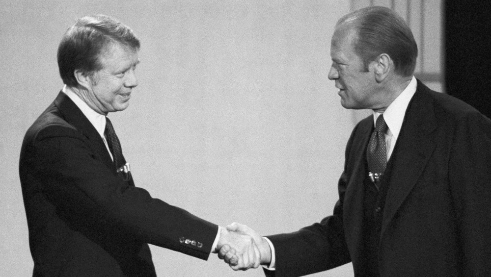 Gerald Ford (trái) và Jimmy Carter (phải) năm 1976 - Ảnh: AP
