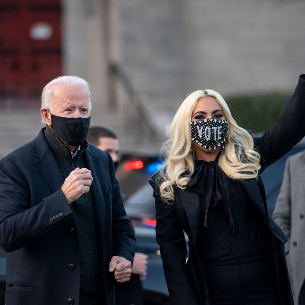 Ca sĩ Lady Gaga bên cạnh tân tổng thống Mỹ - Joe Biden.