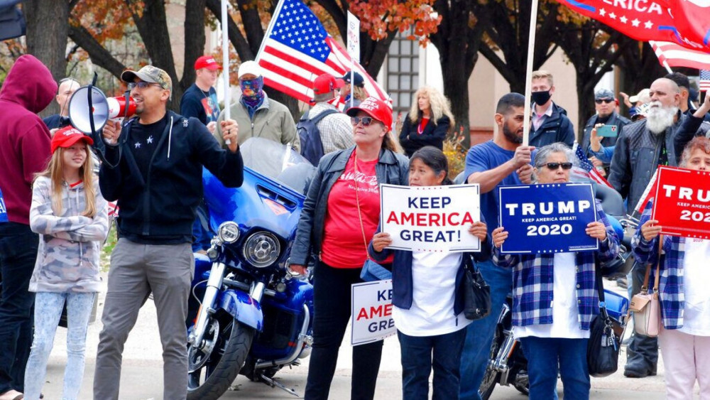 Hàng trăm người ủng hộ Tổng thống Donald Trump đã tổ chức biểu tình thách thức bên ngoài trụ sở quốc hội bang New Mexico và hô vang “bốn năm nữa”. Ảnh: AP