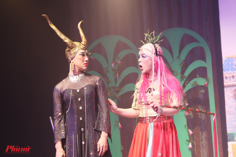 Những màn tung hứng của hai nhân vật phản diện mang nhiều tiếng cười cho khán giả