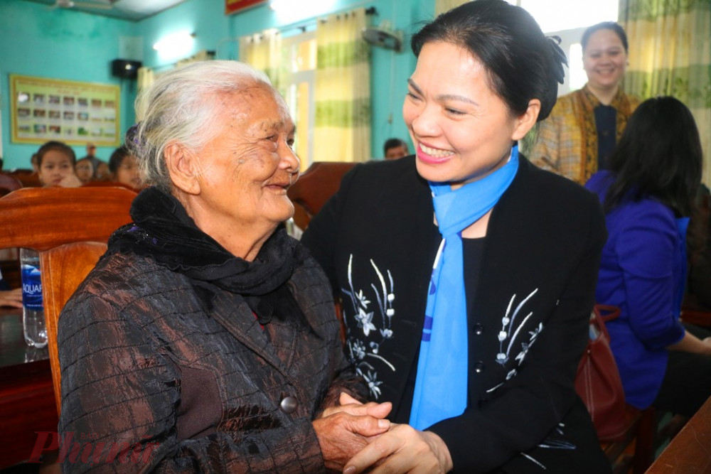 Bà Hà Thị Nga  thăm hỏi bà Trần Thị Nguyệt tại xã Phong Chương (huyện Phong Điền)