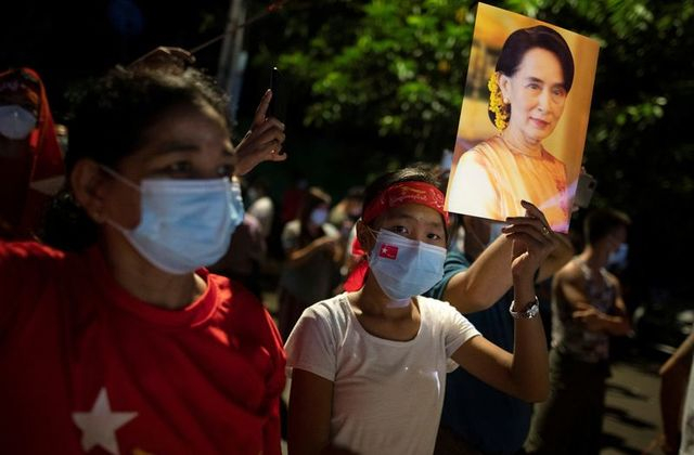 Những người ủng hộ Liên đoàn Quốc gia vì Dân chủ (NLD) giương cao ảnh Cố vấn Nhà nước Myanmar Aung San Suu Kyi trong khi chờ đợi kết quả tổng tuyển cử bên ngoài trụ sở của đảng ở Yangon, Myanmar - Ảnh: Reuters