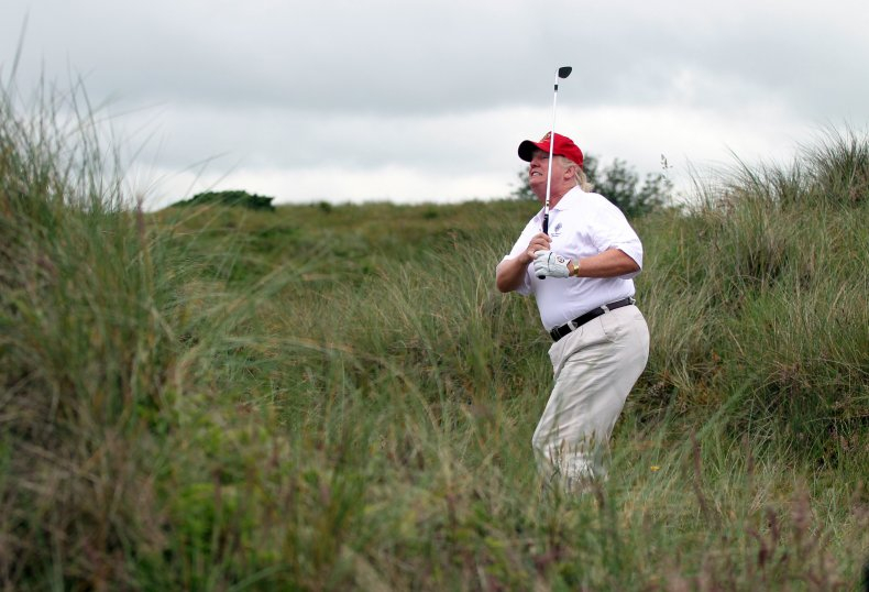 Ông Donald Trump đánh golf khai trương Sân golf mang tên Trump ngày 10/7/2012 ở Balmedie, Scotland - Ảnh: Getty Images