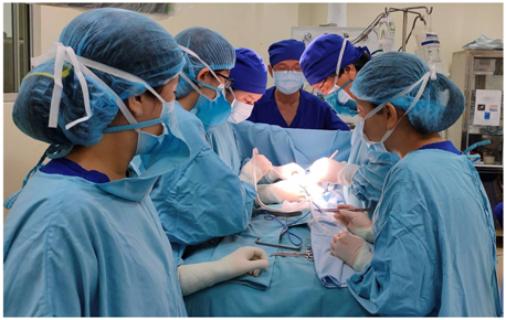 Đội phẫu thuật và gây mê hồi sức thực hiện cắt khối u dạng thai cho bé.