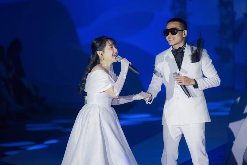 Màn kết hợp giữa rapper Wovy và NTK Anh Thư trong show diễn áo cưới khiến người xem thích thú
