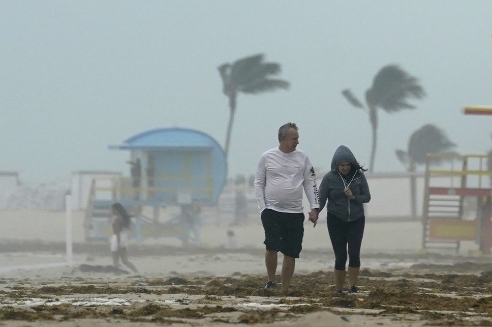 Bang Florida sơ tán dân trước khi bão Eta đổ bộ.