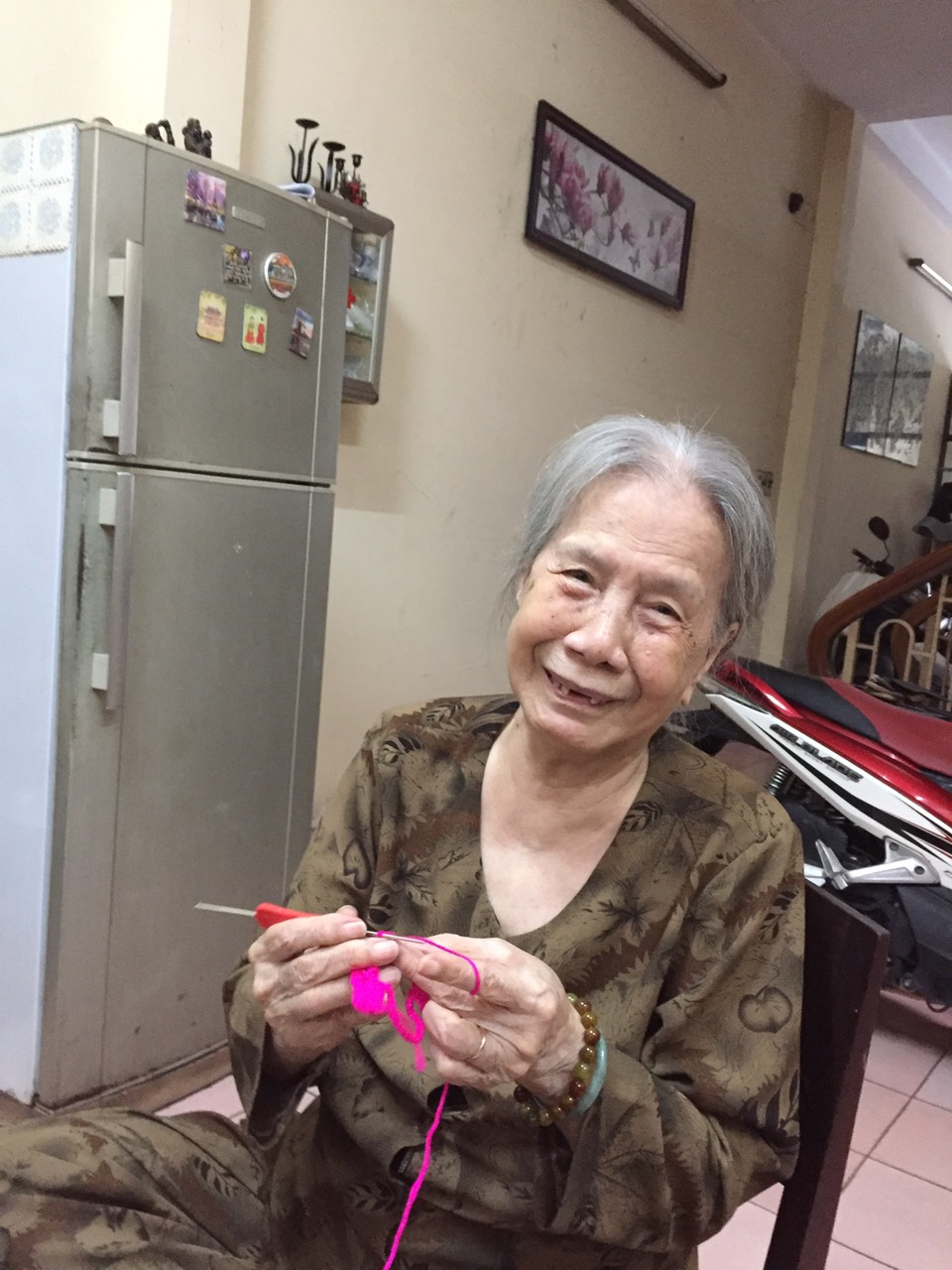 Cụ bà Bùi Thị Trinh, Khu phố 3B miệt mài cùng con cháu móc len gửi tặng đồng bào.