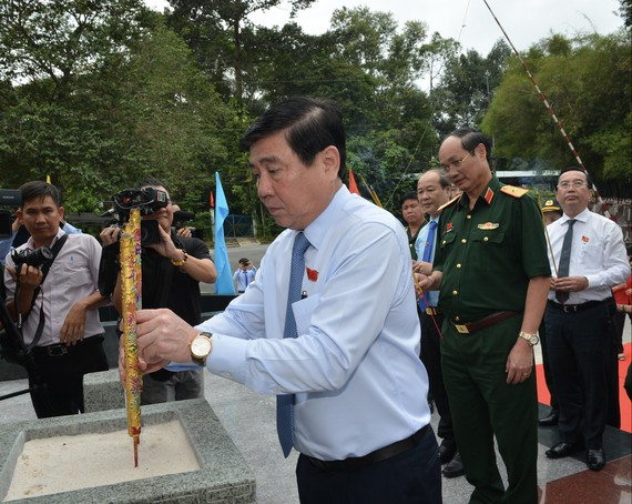 Chủ tịch UBND TPHCM Nguyễn Thành Phong dâng hương tại Bia tưởng niệm các anh hùng liệt sĩ nữ du kích Củ Chi